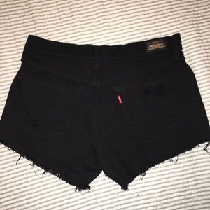 Mid rise black Levi shorts